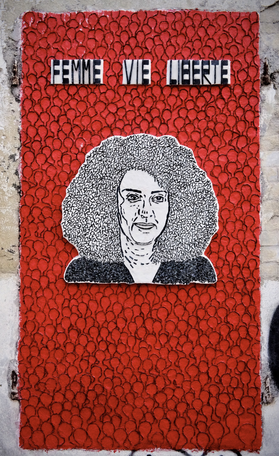 Narges Mohammadi, ardoise, colle à carrelage, peinture acrylique, 166x93, 2024